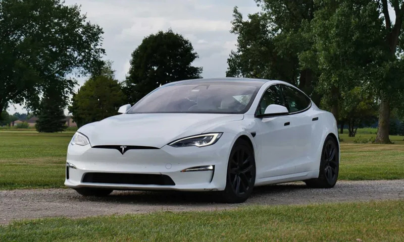 tesla-model-s-lifestyle-image-2022