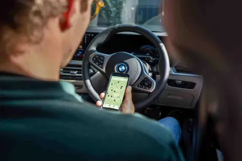 Solo-3-BMW-i4-App-IIIII-1
