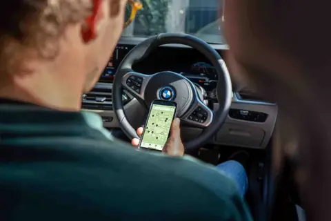 Solo-3-BMW-i4-App-IIIII-1